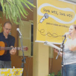 Pais e professores cantam na Feira da Troca.