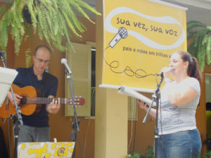 Pais e professores cantam na Feira da Troca.