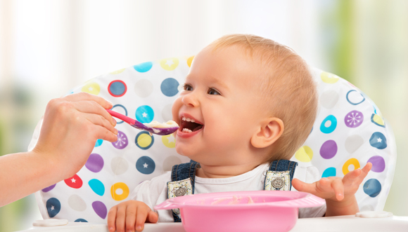 Mãe oferece alimentação complementar ao bebê, rica em micronutrientes (Crédito: Evgeny Atamanenko/Shutterstock)